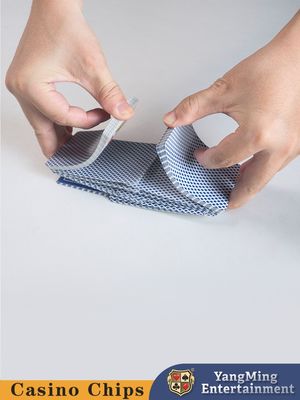 Rood en blauw bijenpatroon 310 gram papierpulp Anti-See-Through en kaart notatie, zet de verf af om de speelkaarten te beschermen tegen vocht kleur doos verpakking